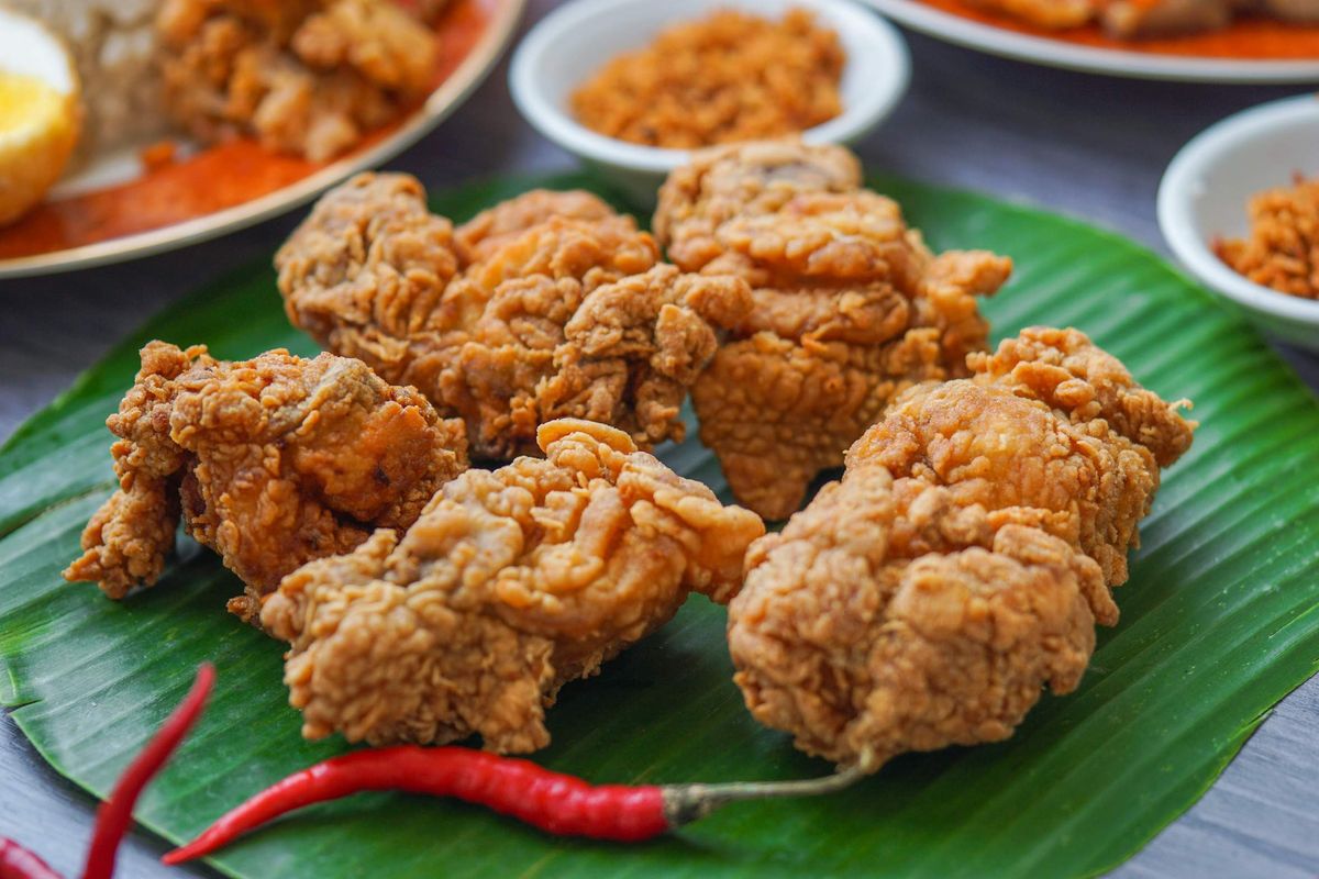 Crispy fried chicken served on a banana leaf